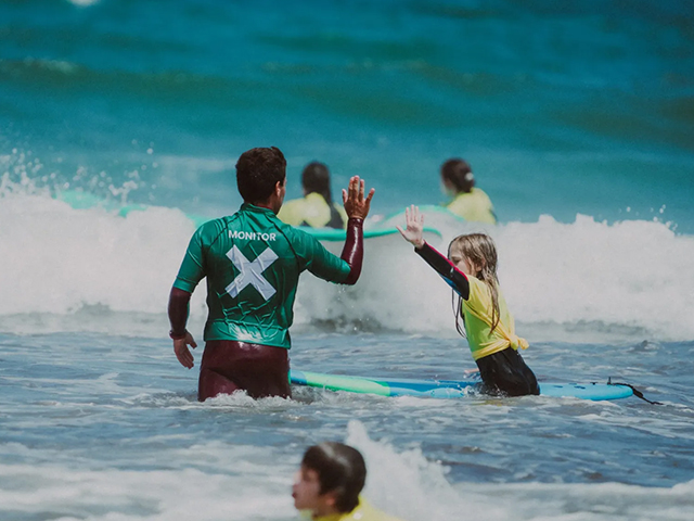session de surf en mer lors d'une colonie de vacances en espagne