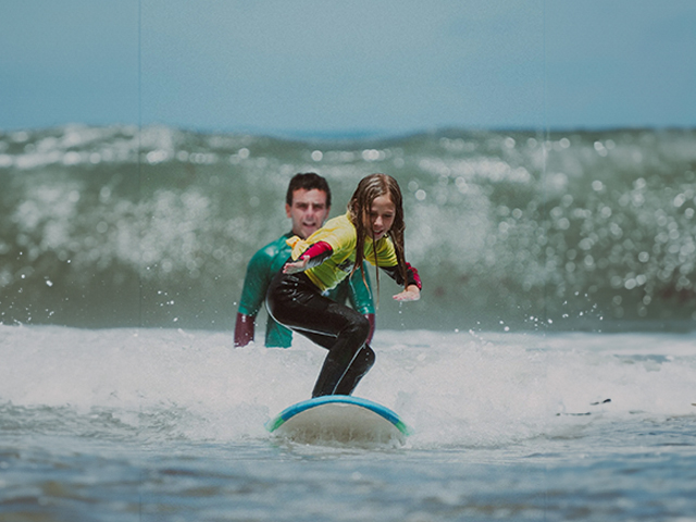 session surf avec un moniteur en Espagne séjour à la mer