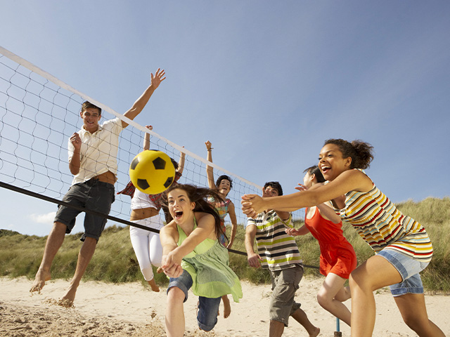 session beach volley sur la plage en séjour de vacances espagnol pour préados et ados