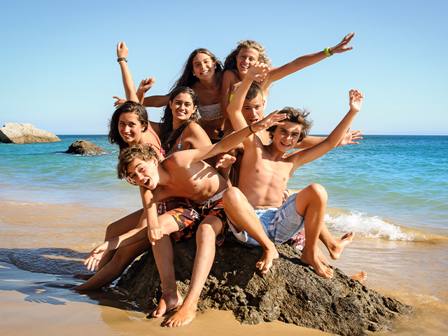 session d'un groupe de jeunes au bord de la mer en colo à l'étranger cet été
