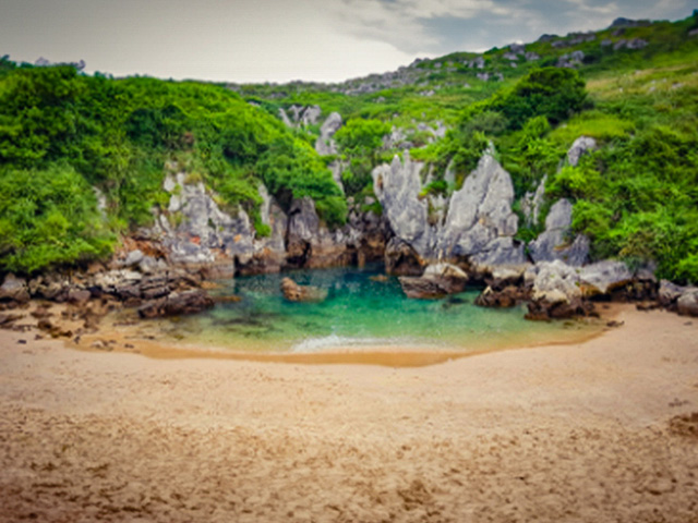 plage de Gulpiyuri située près de Llanes en espagne
