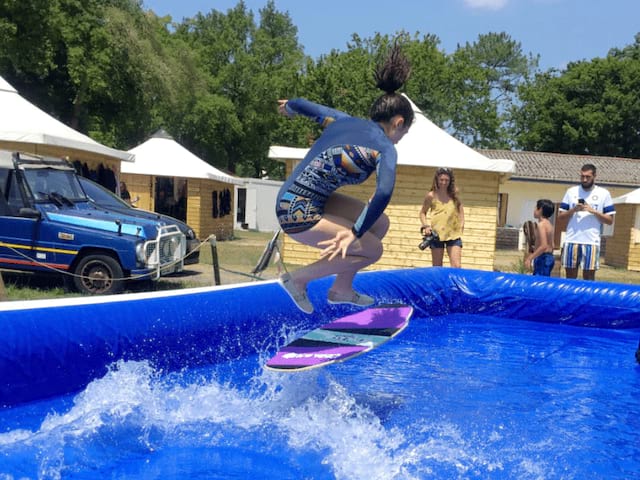 Jeune ado en colonie de vacances qui s'essaye au surf cet été
