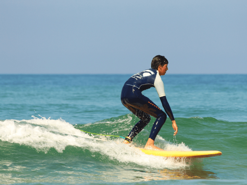 Jeune en colonie de vacances Surf Camp qui profitent de leur été