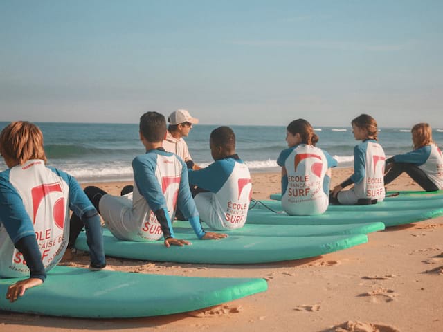 Groupe d'ados en colonie de vacances Surf Camp cet été durant leur leçon de surf