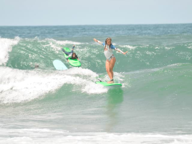 Session de surf en colonie de vacances Surf Camp cet été  
