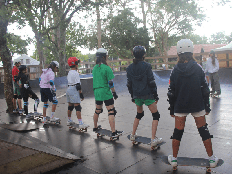 Groupe de jeunes skateurs en colonie de vacances multiglisses cet été