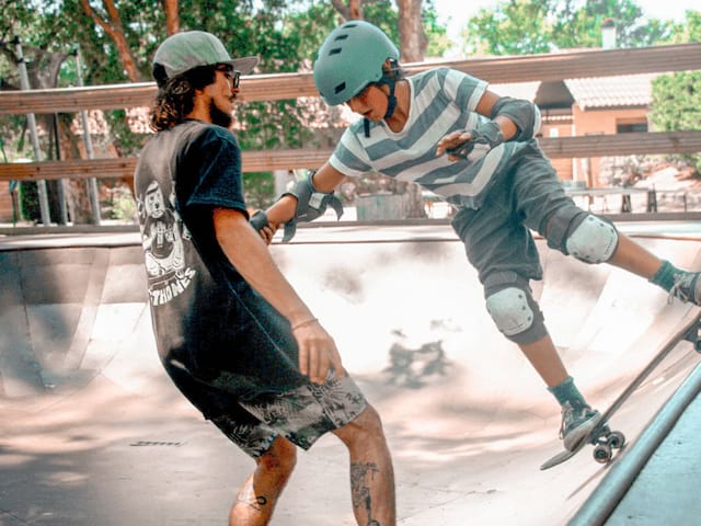 jeune avec son moniteur de skate en colonie de vacances multiglisses de l'été