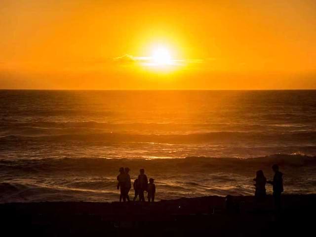 Couché de soleil observé par les jeunes en colonie de vacances