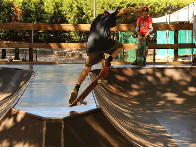 Jeune ado qui fait une figure en skate durant les vacances d'été