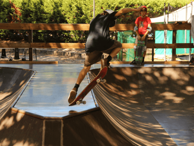 Jeune garçon qui pratique le skate en skate parc durant sa colo au Vieux Boucau ce printemps