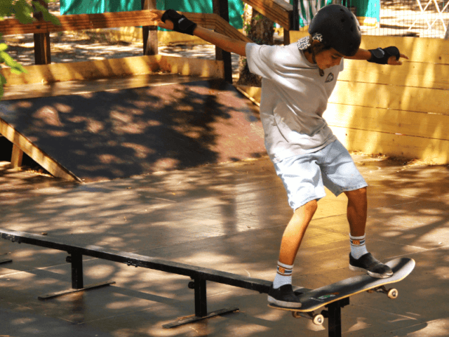 Groupe de jeunes en colo de vacances Skate durant les vacances du printemps