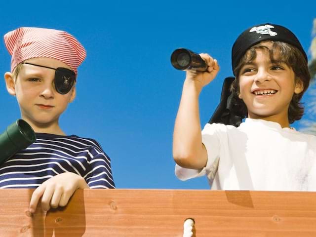 deux enfants de 6 et 7 ans en habit de pirate cet été