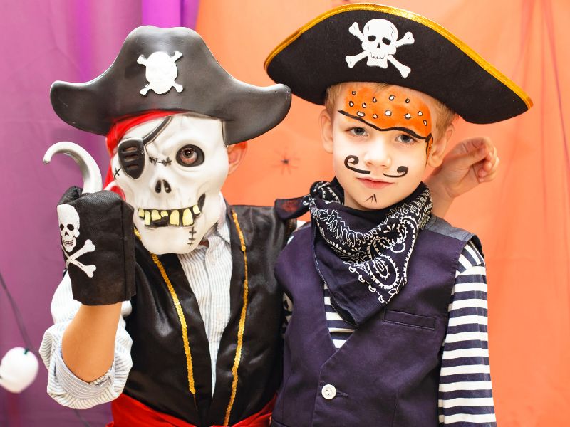 Deux enfants déguisés en pirate en colonie de vacances été
