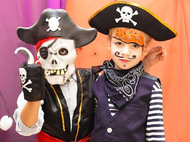 Deux enfants déguisés en pirate en colonie de vacances été