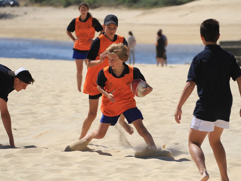 enfants rugby plage été colonie de vacances