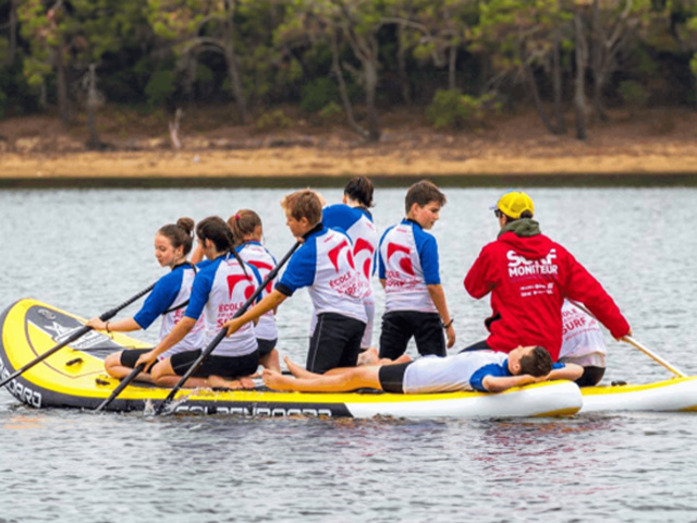 séance de paddle géant en groupe colonie de vacances été