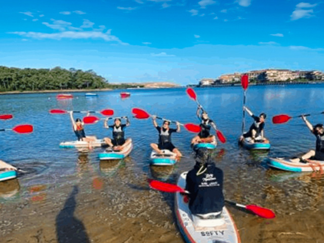 séance de paddle dans un lac en colo de vacances jeunes