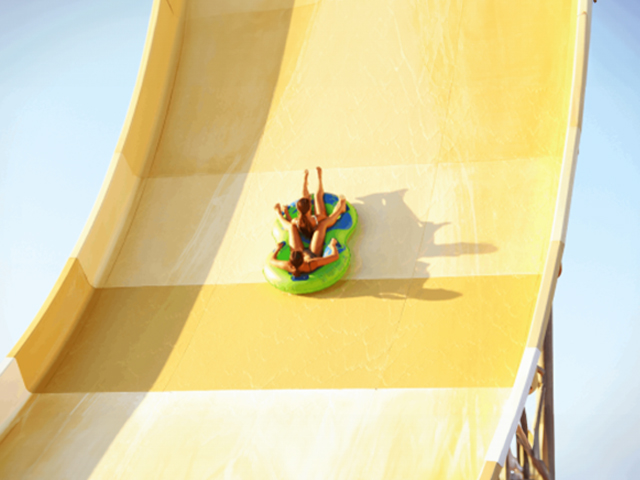 attraction dans un parc aquatique en colo cet été