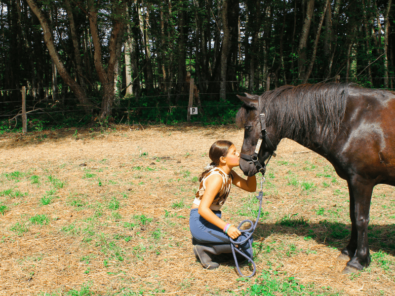 Jeune fille et son cheval en colo de vacances 100% Equitation cet été