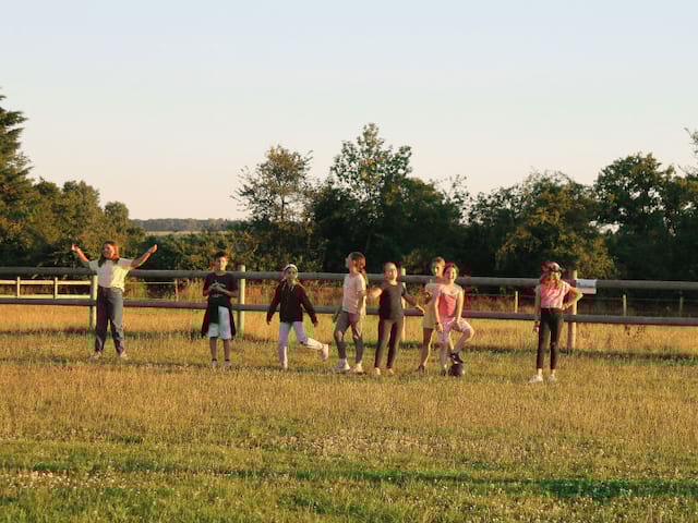 Groupe de jeunes qui s'amuse en colo 100% Equitation cet été