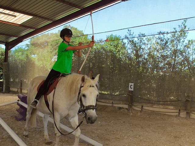 Activité tir à l'arc sur les chevaux en colo 100% Equitation cet été