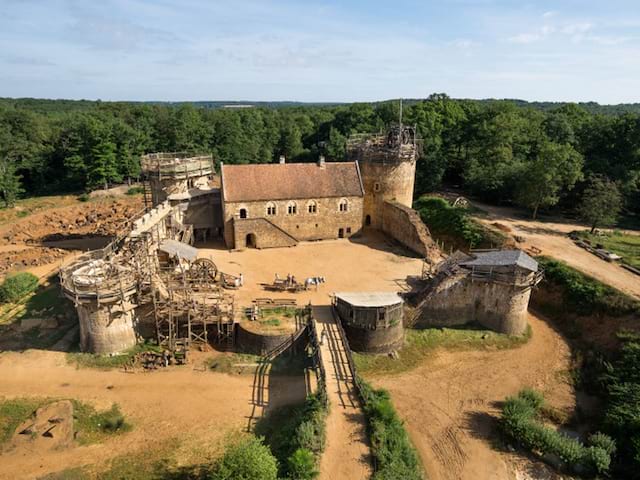 Vue du ciel sur le chateau de guédelon en colonie de vacances cet été