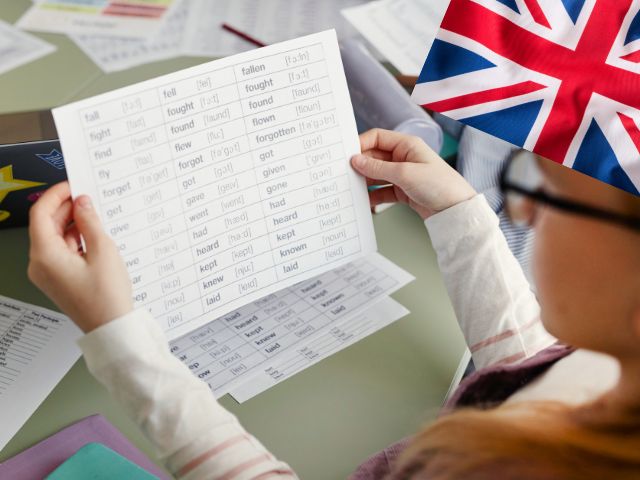 Jeune fille en plein cours d'anglais cet été en colo à Londres