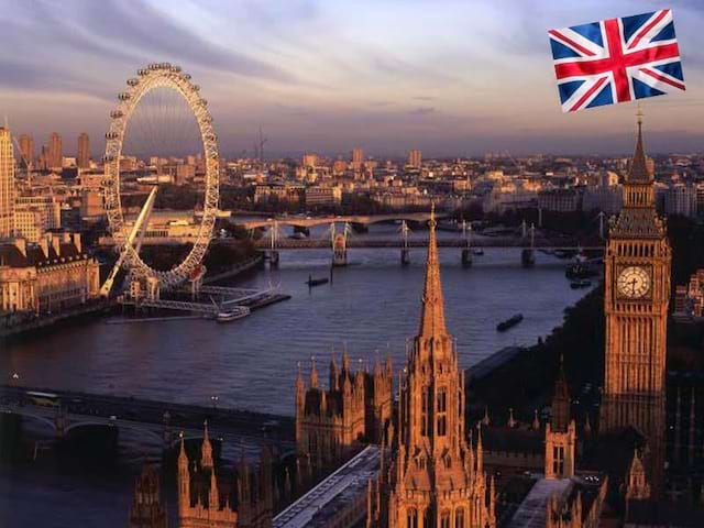 Vue sur le London Eye pendant un couché de soleil en été