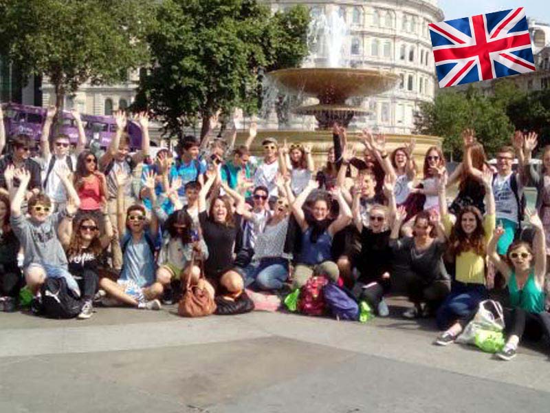 Un groupe d'adolescent en colonie de vacances linguistique à Londres en été