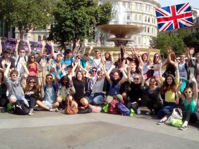 Un groupe d'adolescent en colonie de vacances linguistique à Londres en été