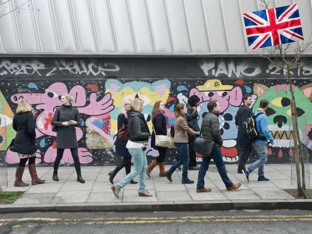 Un groupe d'adolescent en colonie de vacances linguistique se promène dans les rues de Londres en Angleterre