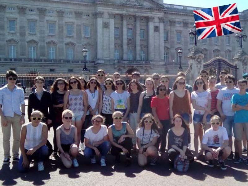 Un groupe d'adolescent en colonie de vacances linguistique devant Buckingham Palace