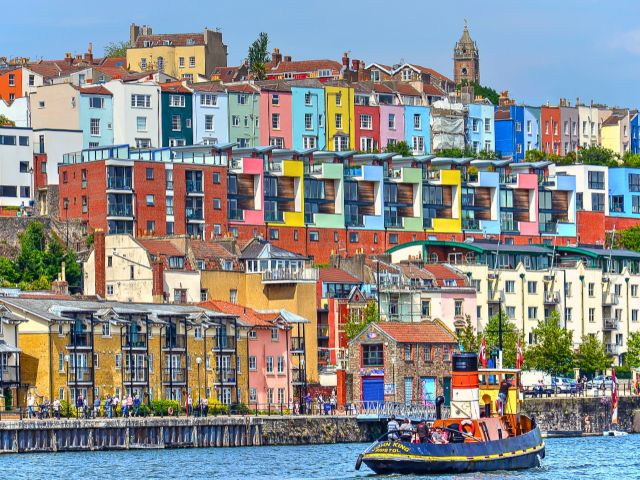 Vue sur les maisons colorées de Bristol cet été en colo