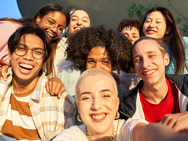 selfie d'adolescents en plein soleil au royaume uni cet été