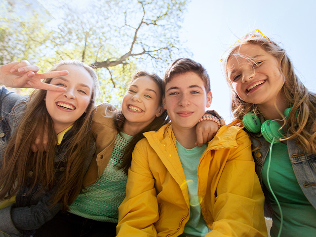 photo d'un groupe de quatre jeunes en colonie de vacances