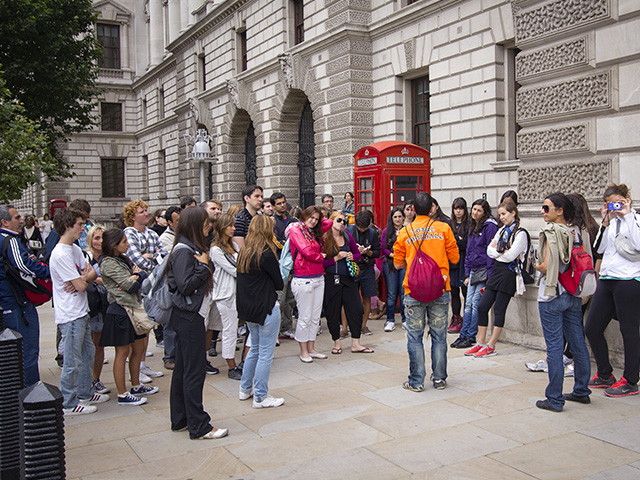 groupe d'adolescents en pleine visite culturelle en angleterre 