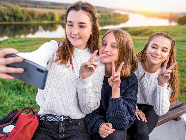 filles se prenant un selfie dans les vallées en pleine randonnée en colo spécial adolescents