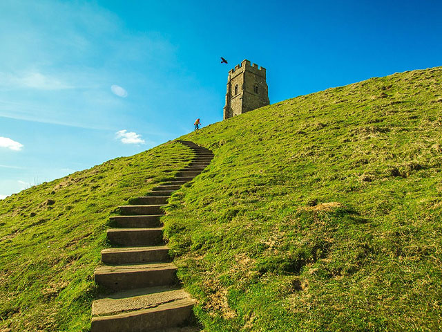 Glastonbury Tor et tour saint Michel au Royaume Uni paysage en voyage à l'étranger