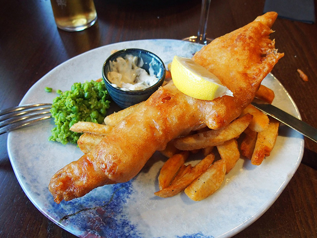 repas typique britannique Fish and chips en colo