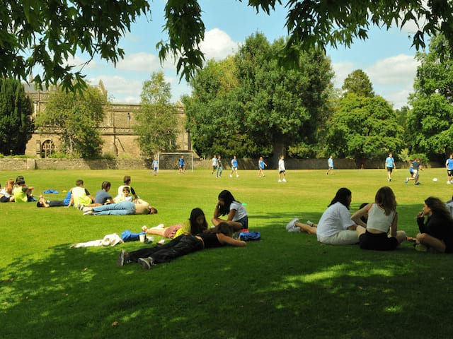 Groupe d'ados qui profitent de leur colo de vacances linguistique à Londres durant les vacances d'été