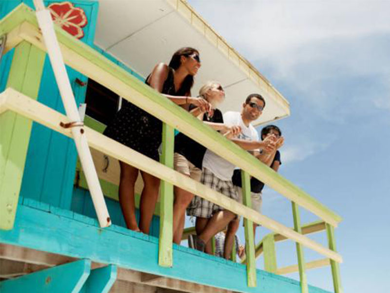 Jeunes personnes qui profitent de la belle vue d'une plage en Floride, durant une colo de vacances linguistique