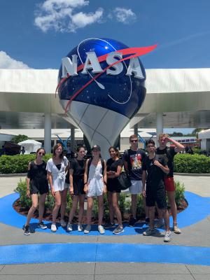 Jeunes ados au centre spatial Kennedy lors d'une colo de vacances linguistique de l'été