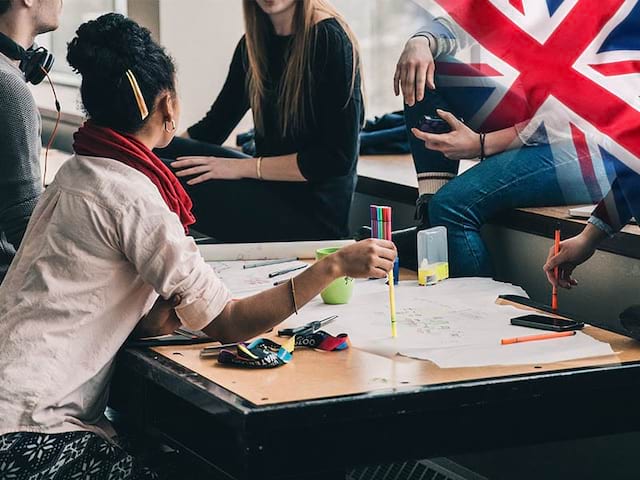 Jeunes durant un cours d'anglais en colonie de vacances en Floride