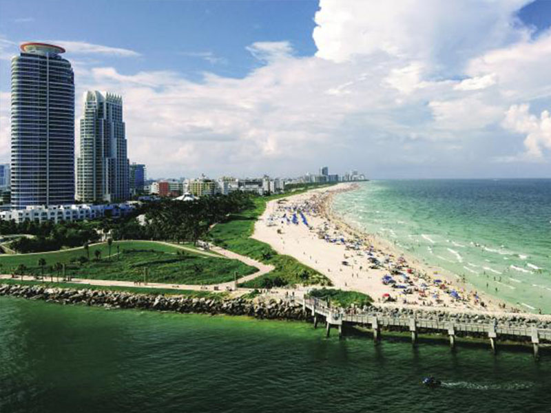Paysage d'une plage en Floride où les jeunes ont bien profité durant leur colo de vacances de l'été