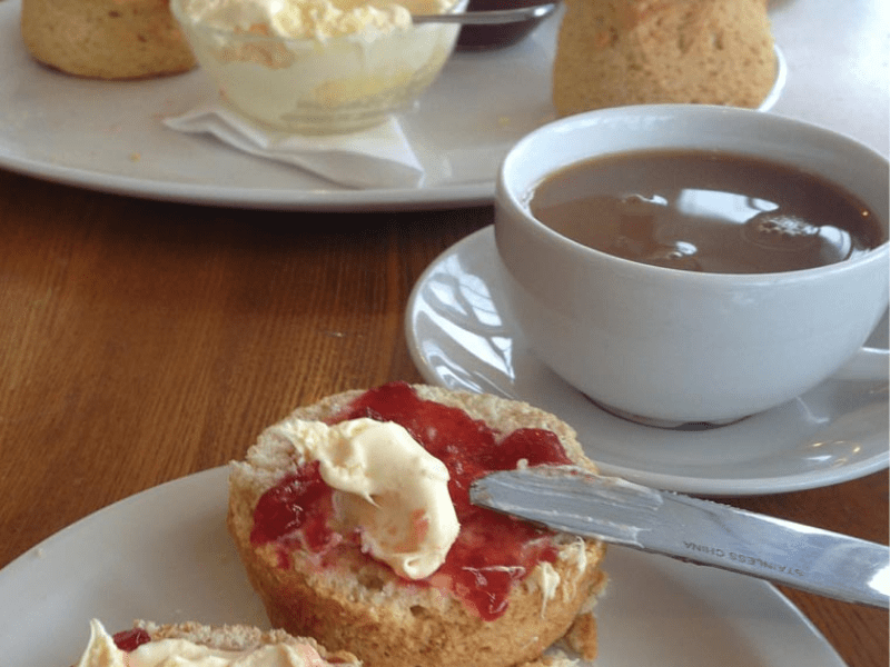 Breakfast anglais que les pré ados ont savouré en colonie de vacances cet été en Normandie