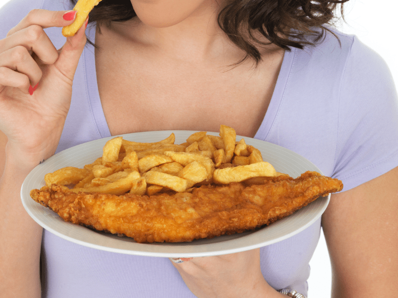 Repas typiquement anglais (fish and chips) que les jeunes ont savouré en colonie de vacances en Normandie cet été 