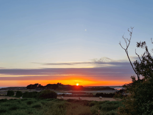 Vue sur le couché de soleil à proximité du Mont St Michel en colo de vacances en Normandie cet été