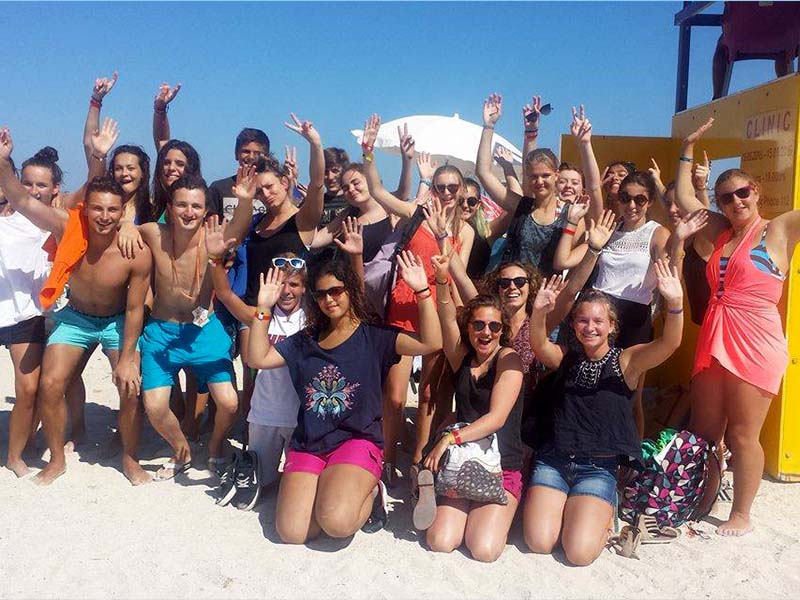 Groupe de jeunes qui s'amusent lors de leur colo linguistique à Malte cet été