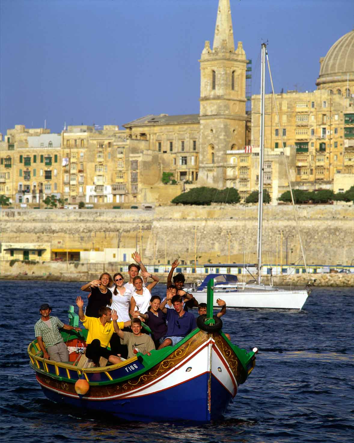 Bateau voguant sur la mer Méditerranée à Malte, observé lors d'une colonie de vacances linguistique