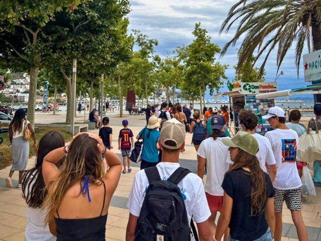 Jeunes qui font des visites à Barcelone 